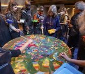 La Constellation de Soleils de la Paix - Peinture en cercle, spontanée et intergénérationnelle